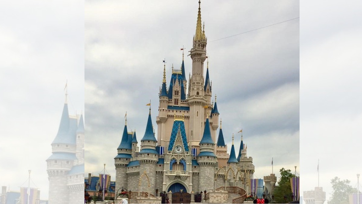 ¡Multimillonario cierra Disney World para festejo navideño de sus empleados!