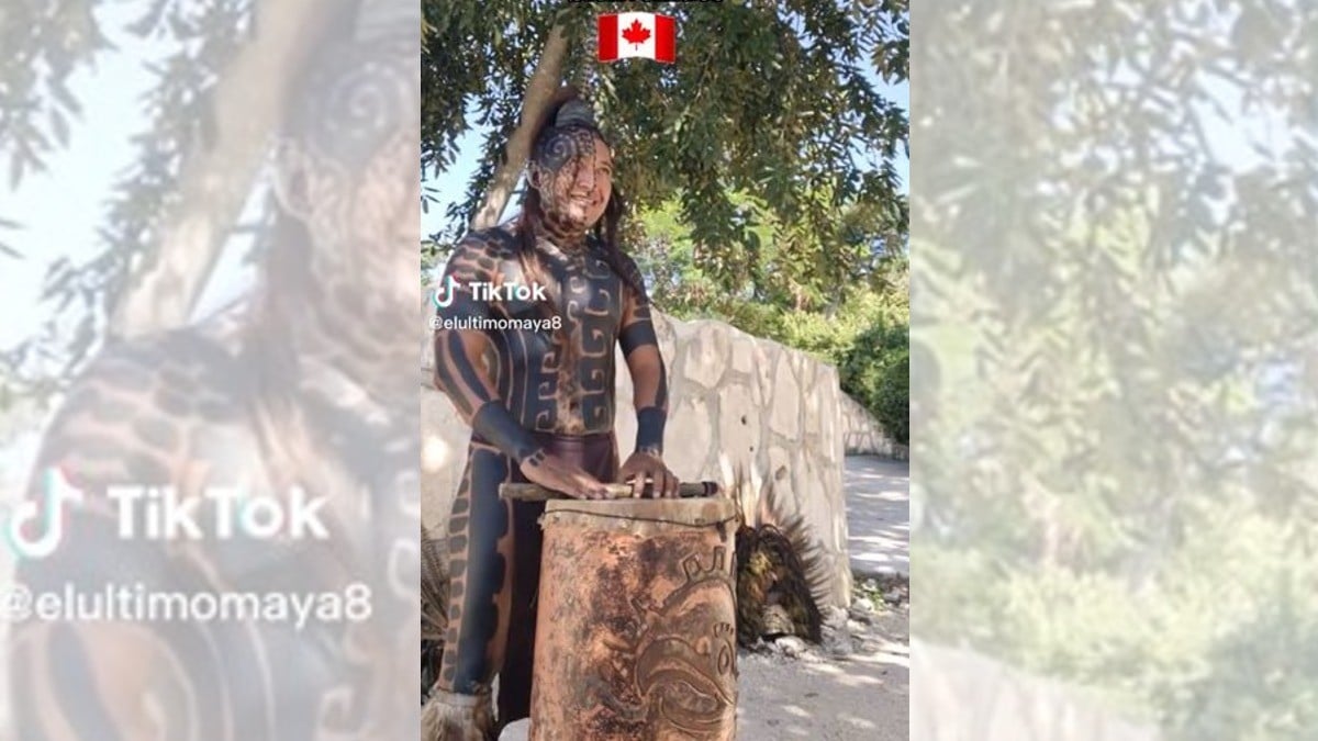 Guerrero maya conquista a turistas hablando francés