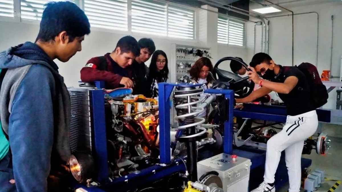 Estudiantes guanajuatenses presentan auto eléctrico