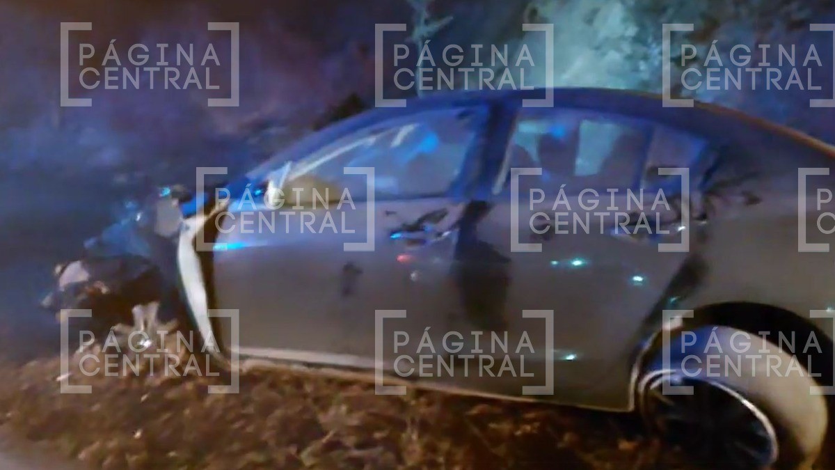 Abandonan auto tras choque en Paseo de los Insurgentes