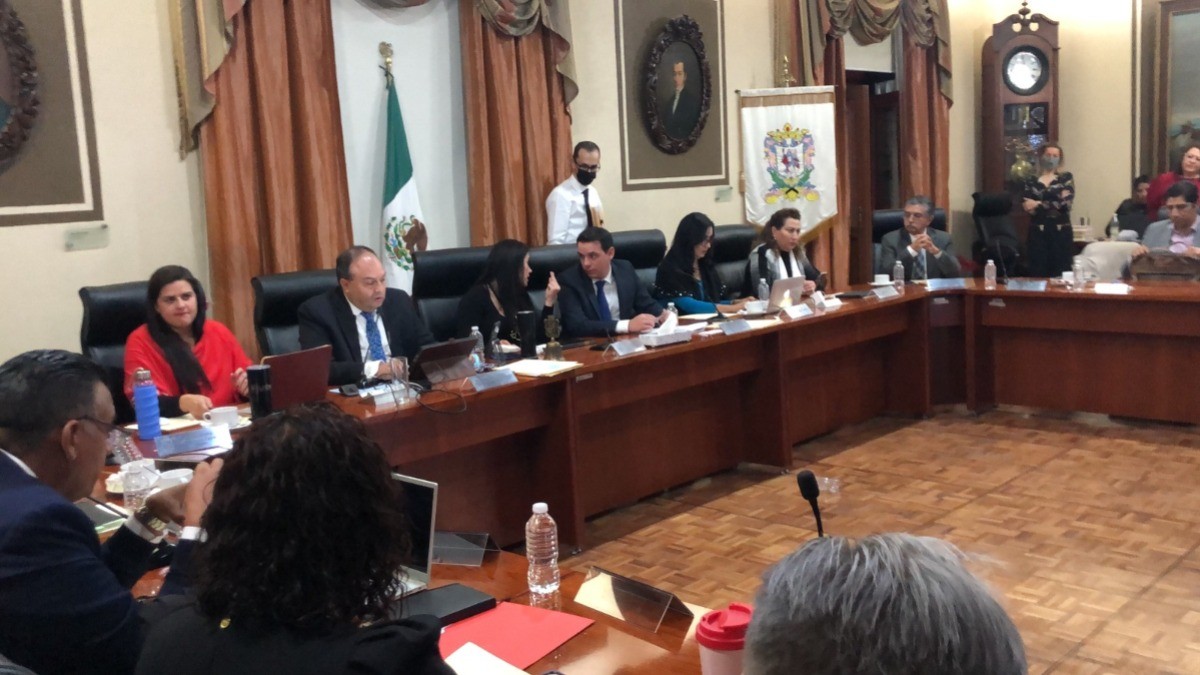 Renuncia Síndico leonés a su asistente y asesor