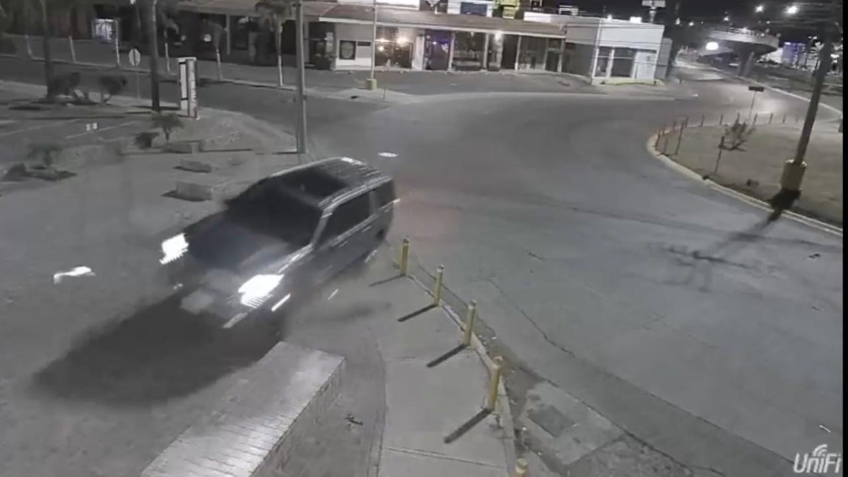 ¡Otro choque! Camioneta se estrella en la Placita del Campestre