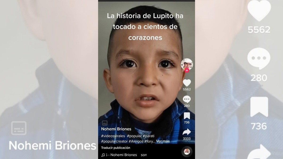 ¡Niño le pide a Santa un abrazo de su papá!