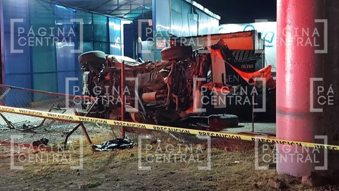 Volcadura cobra la vida de dos jóvenes durante la madrugada