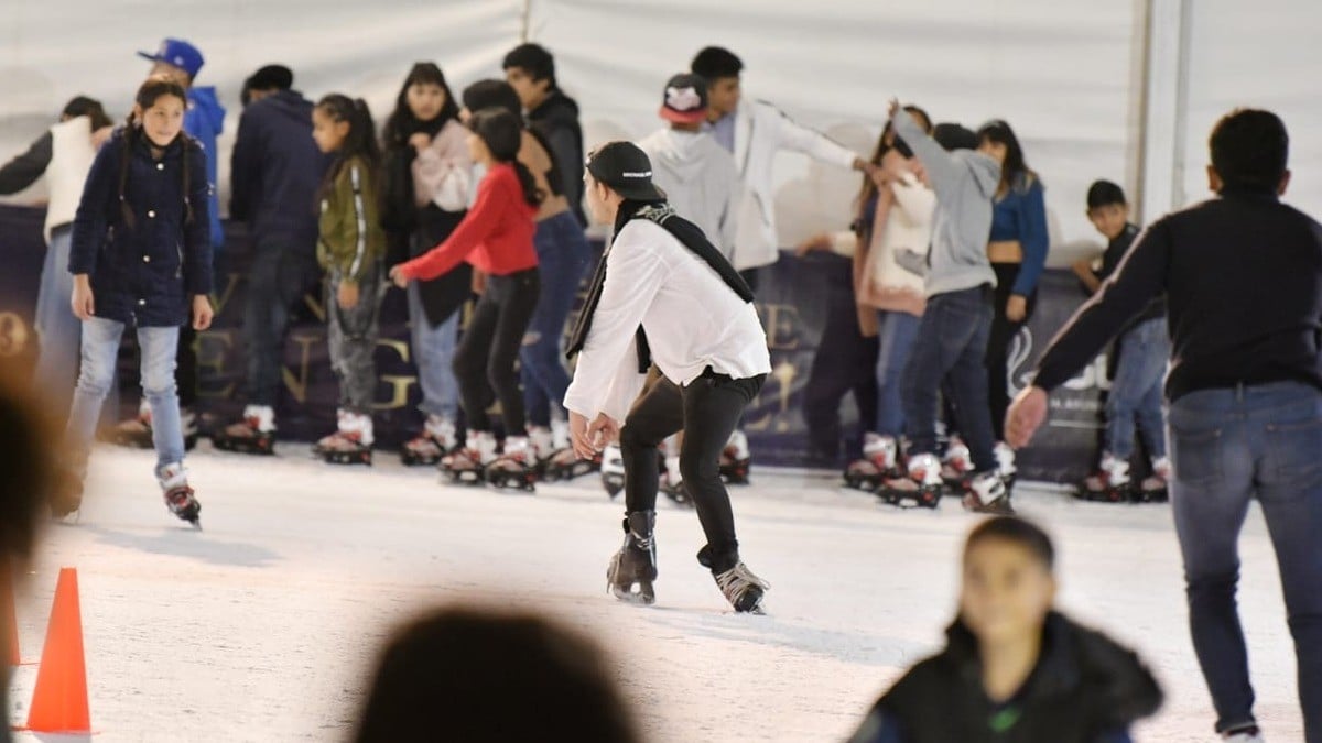 Vive la experiencia navideña en la pista de hielo de la capital