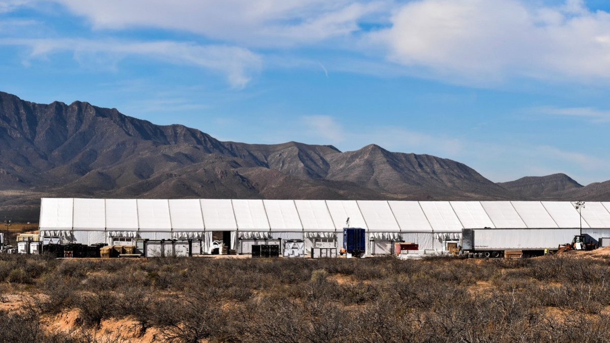 Estados Unidos instala carpa gigante para migrantes por fin del Título 42