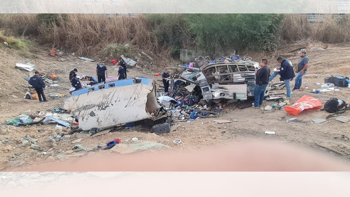 Autobús turístico de León se accidenta en Nayarit; hay 14 muertos