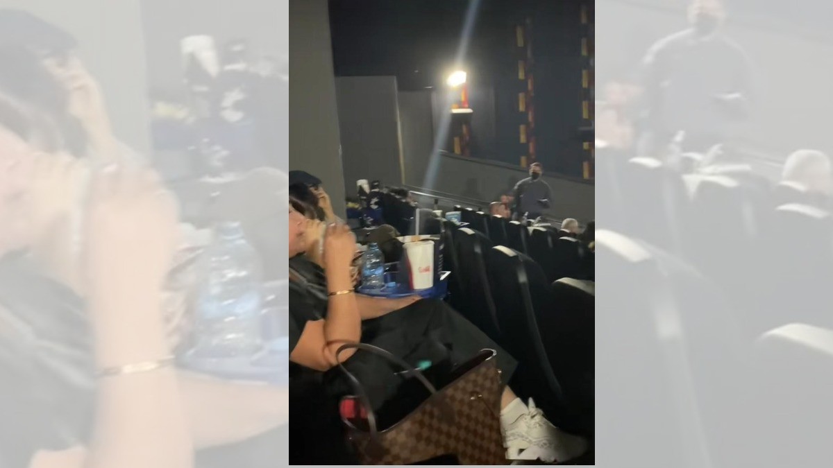 ¡Pareja 'da función de adultos' en el cine!