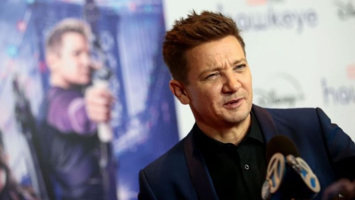 Jeremy Renner, conocido por Marvel, está crítico tras accidente por quitar nieve