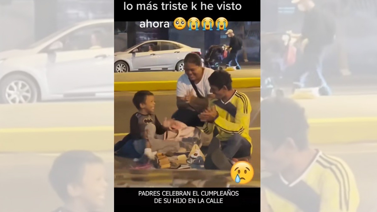 ¡Papás le festejan cumpleaños a su hijo con un pastel en la banqueta!