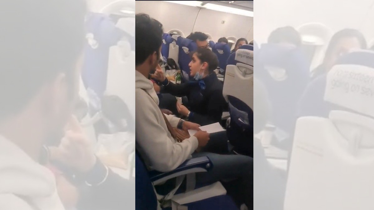 ¡Pasajero insulta a sobrecargo durante vuelo!