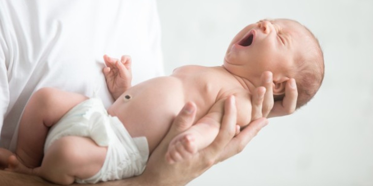 Muere bebé asfixiada dentro de un carro; ¡sus papás estaban en el motel!