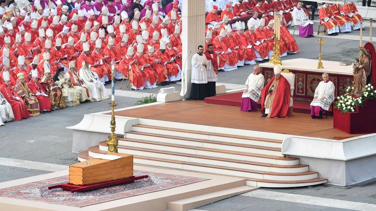 Más de 50 mil files despiden al papa ‘sabio’