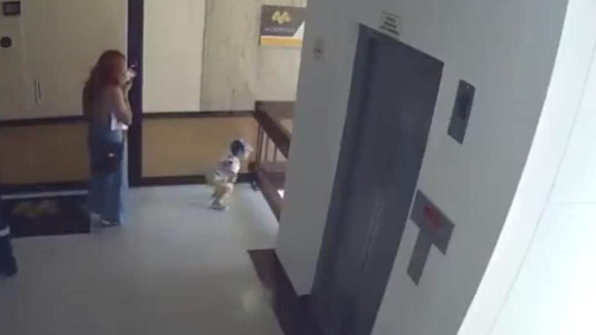 ¡Mamá evita que su hijo caiga por las escaleras!
