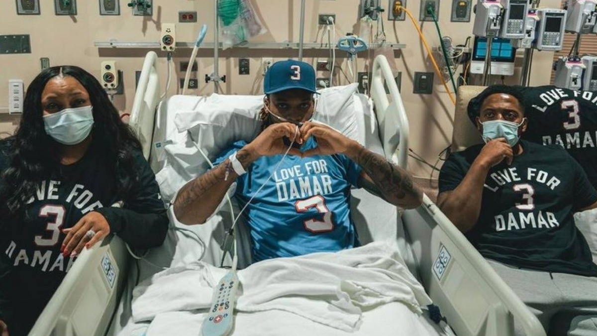 Dan de alta al defensa de los Bills tras sufrir paro cardiaco