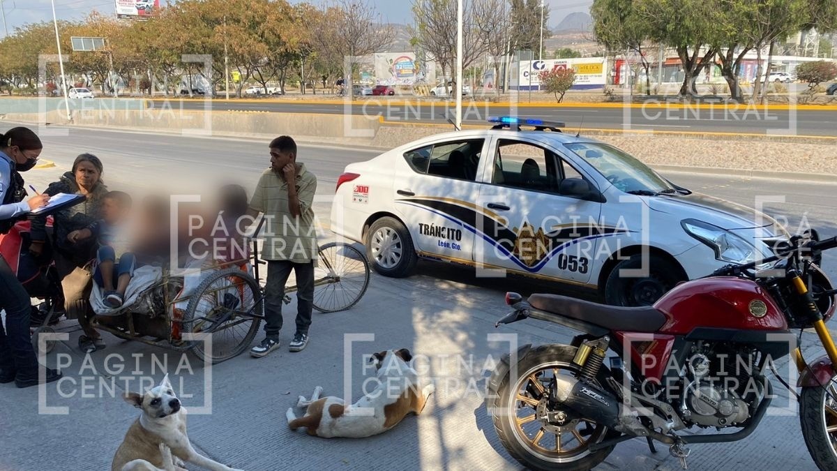 ¡Impacta moto a triciclo lleno de niños en el libramiento!