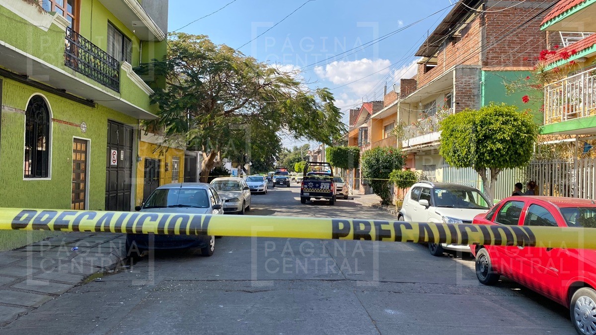 Hombre lavaba su carro cuando le dispararon