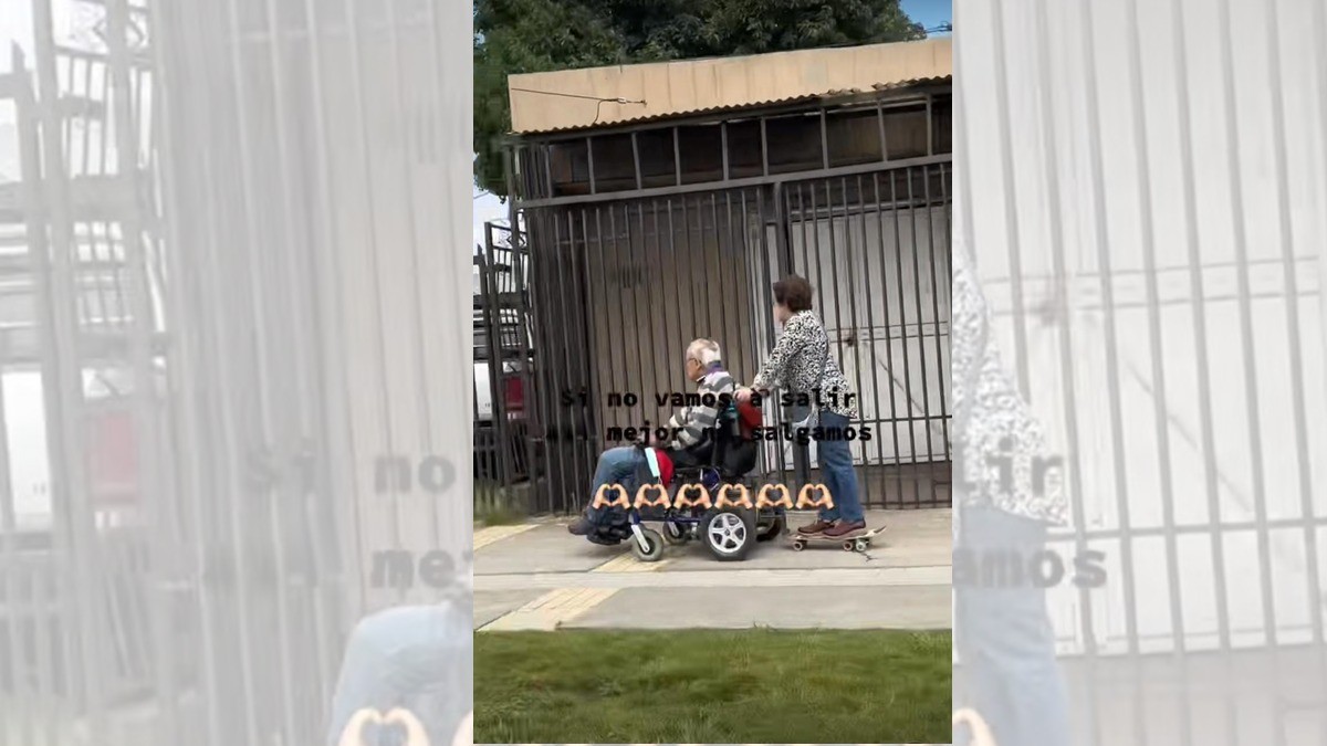 ¡Esposa utiliza patineta para pasear a su marido con discapacidad!