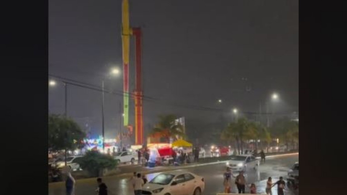 Falla juego mecánico por la lluvia ¡no lo podían parar!