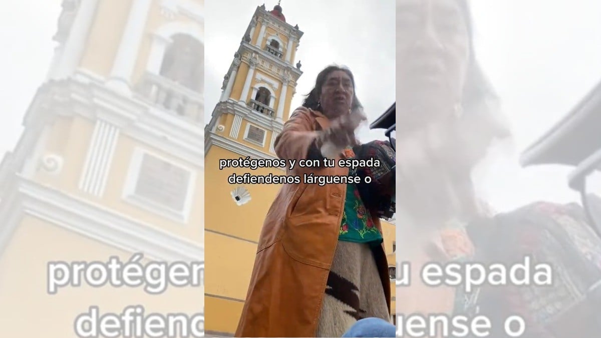 ¡Mujer lanza agua bendita a pareja homosexual!