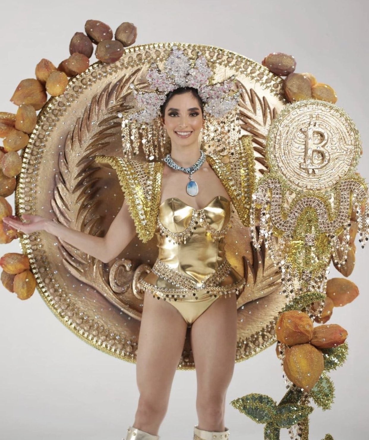 Miss El Salvador se viste de Bitcoin