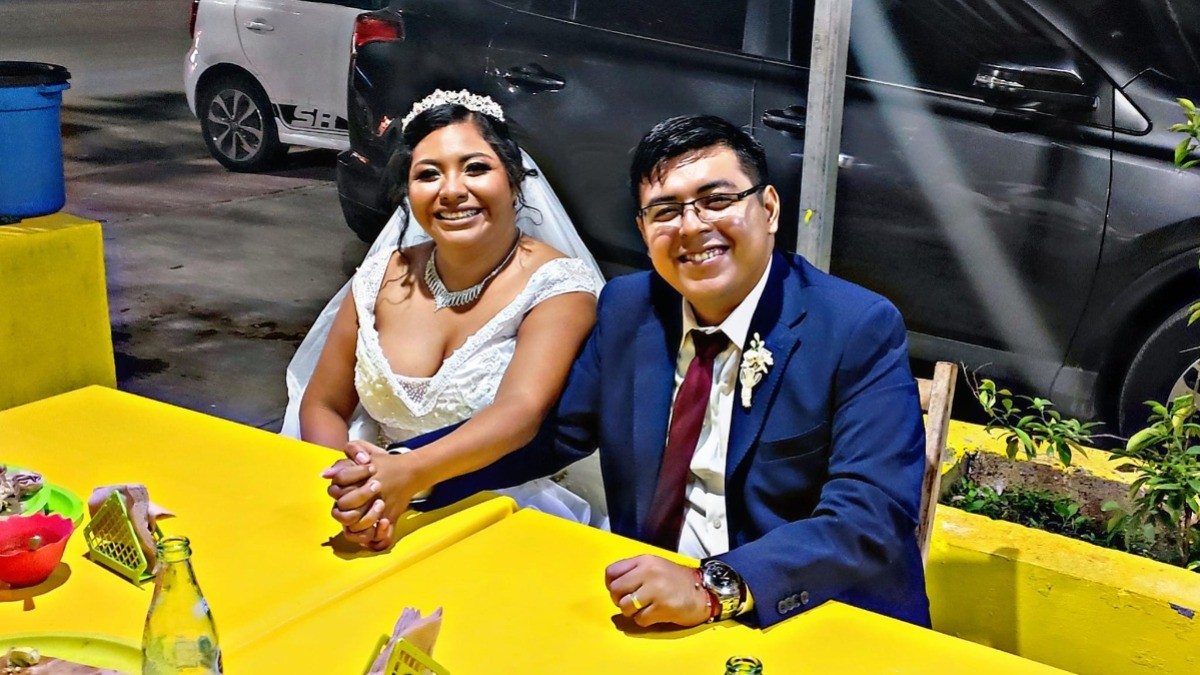 ¡Novios celebran su boda en taquería!