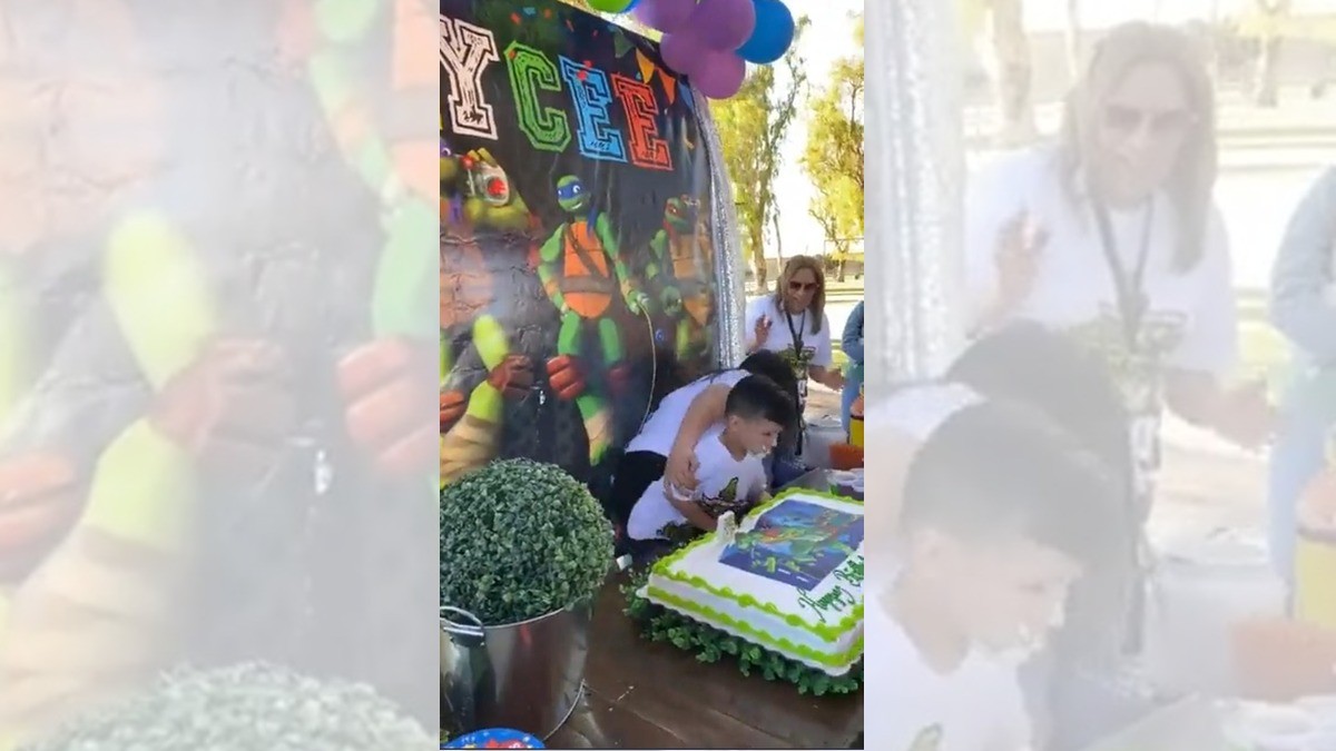 Mamá avienta a su hijo contra el pastel; ¡él se enoja con ella!