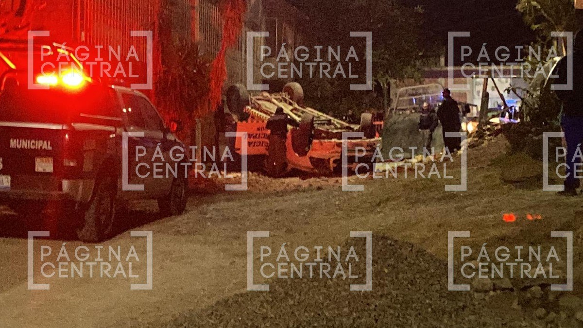 Vuelca patrulla tras persecución; hay tres policías heridos