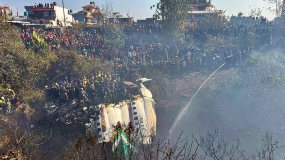 Cae avión en Nepal y cobra la vida de 72 personas, víctima graba el accidente