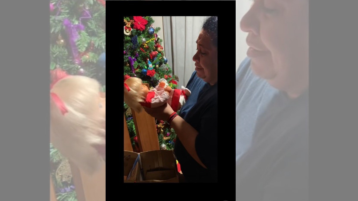 ¡Hija sorprende a su mamá con un regalo del Día de Reyes!