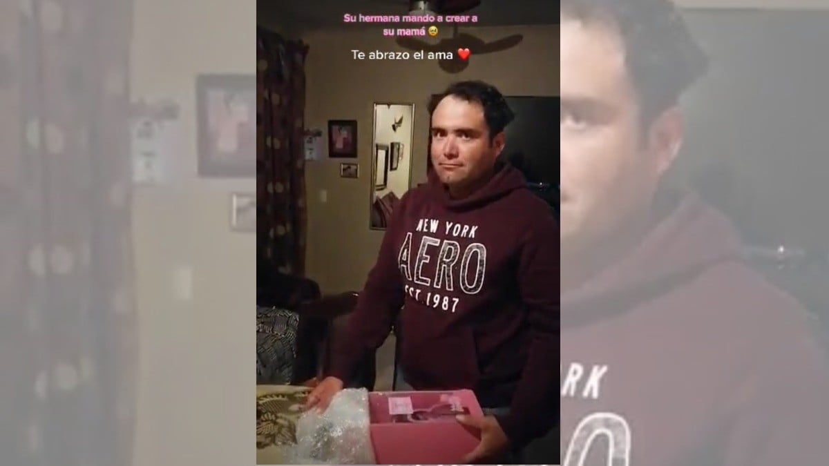 Hombre recibe muñeca caracterizada como su mamá; ¡rompe en llanto!
