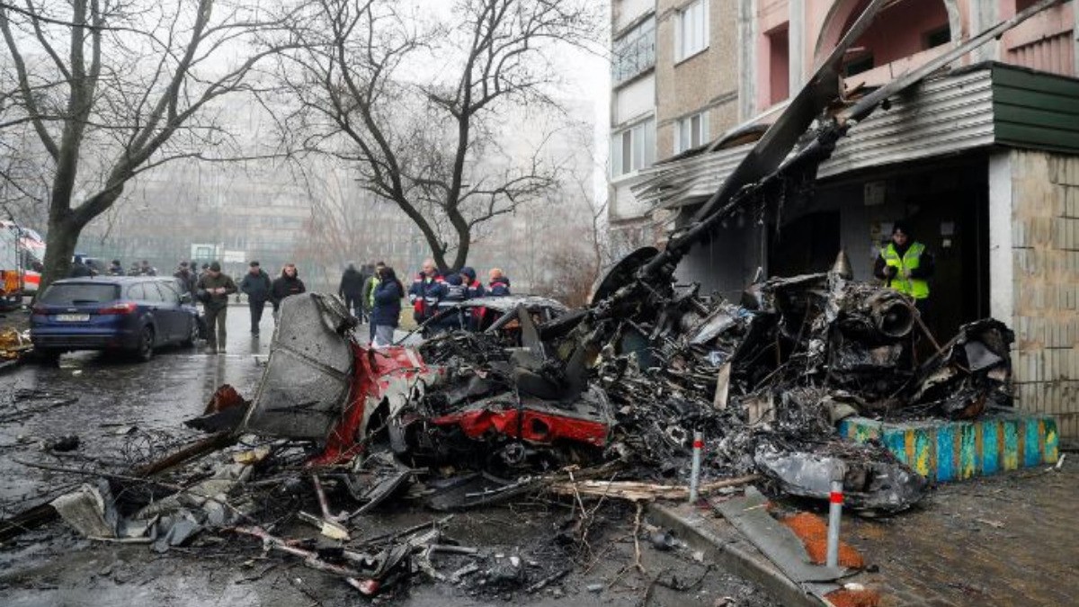 Cae helicóptero oficial en Ucrania sobre guardería, hay 14 muertos