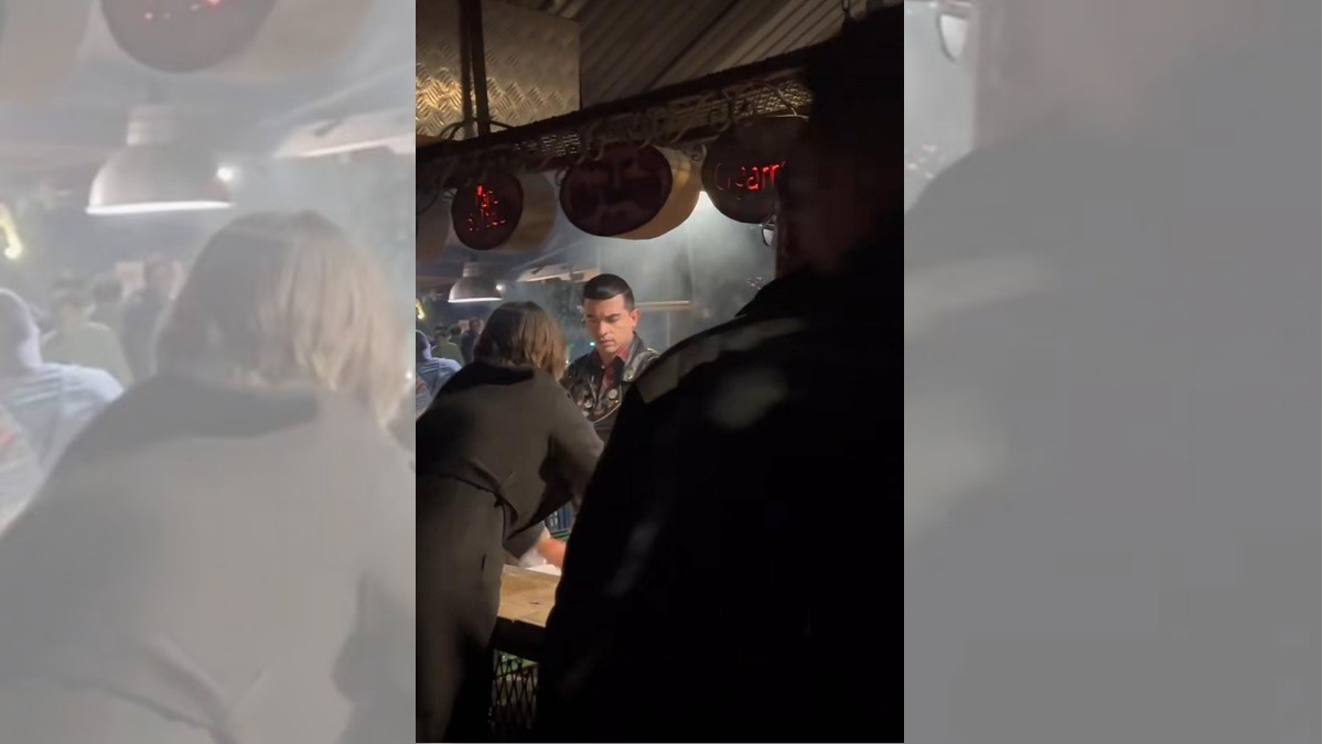 ¡Mujer enfurece por no recibir su orden completa!