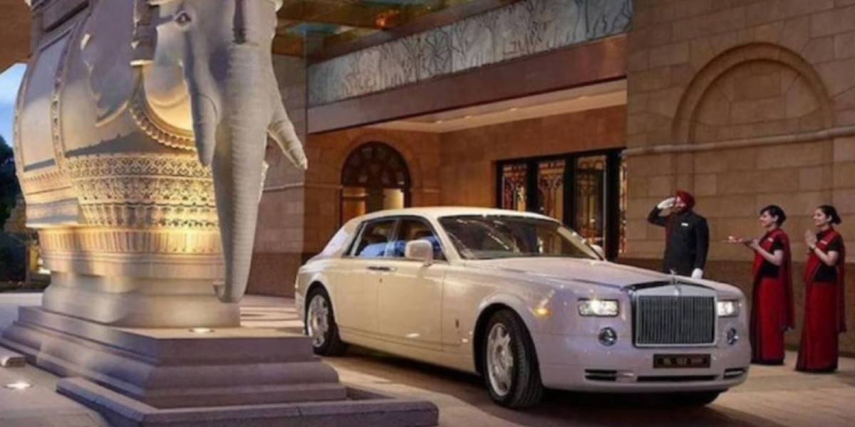 Finge ser empleado de jeque ¡y se hospeda en hotel lujoso sin pagar!