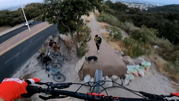 Ciclista cae sobre joven que se encontraba en una ciclovía