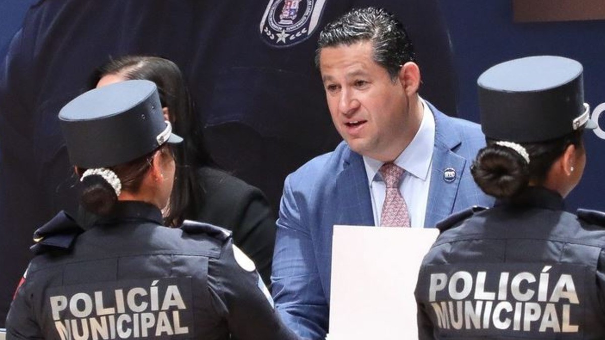 No caer en las garras del crimen organizado, pide gobernador a graduados de la academia