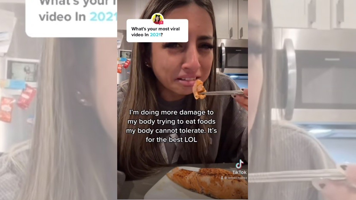 Vegana se graba comiendo salmón, ¡y llora en el proceso!