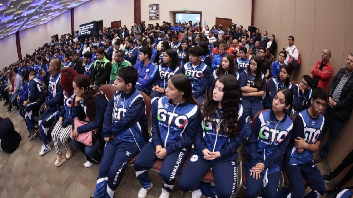 Reconoce gobernador a 150 deportistas guanajuatenses