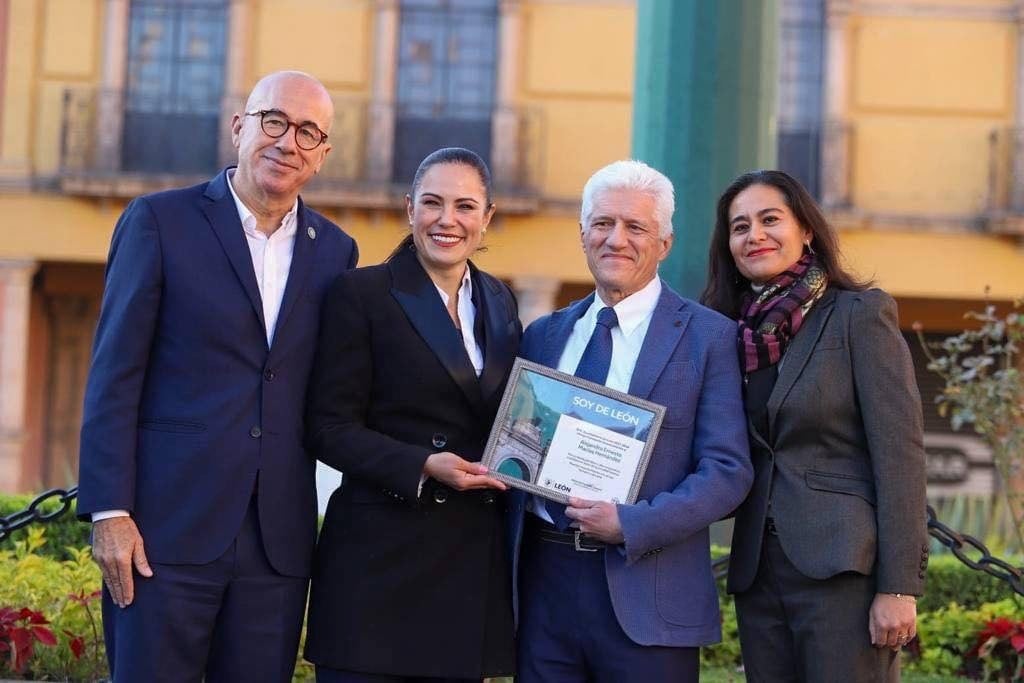 Recibe el doctor Alejandro Macías reconocimiento ‘Soy de León’