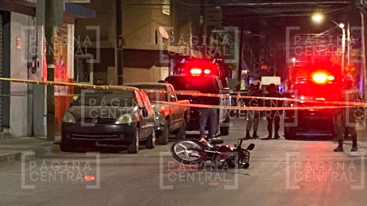 Motosicarios persiguen a hombre y lo ejecutan en una cochera