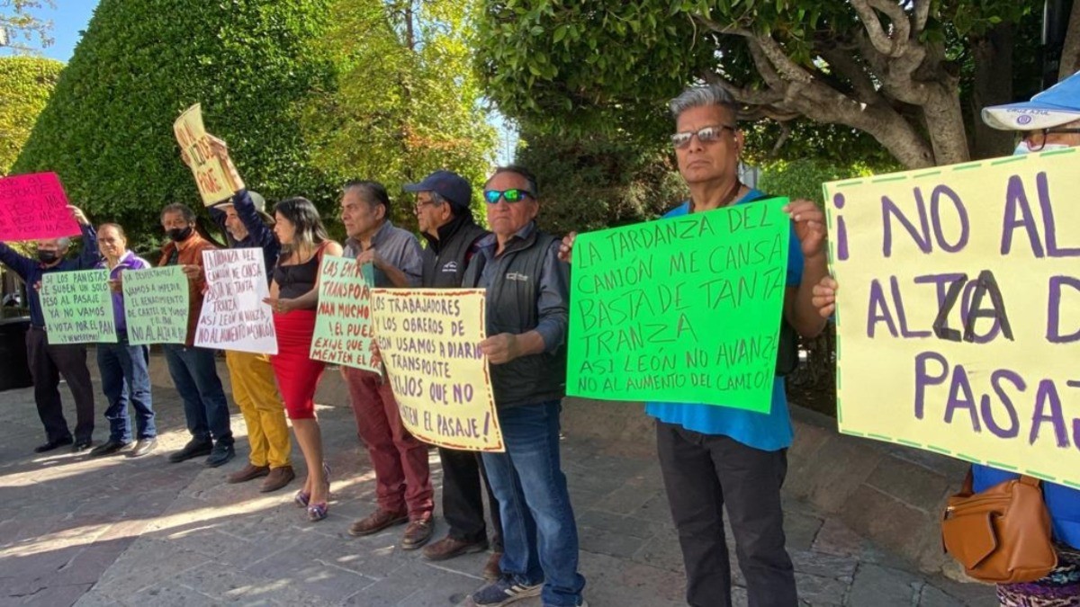 Se manifiestan por aumento de $1 al pasaje en León