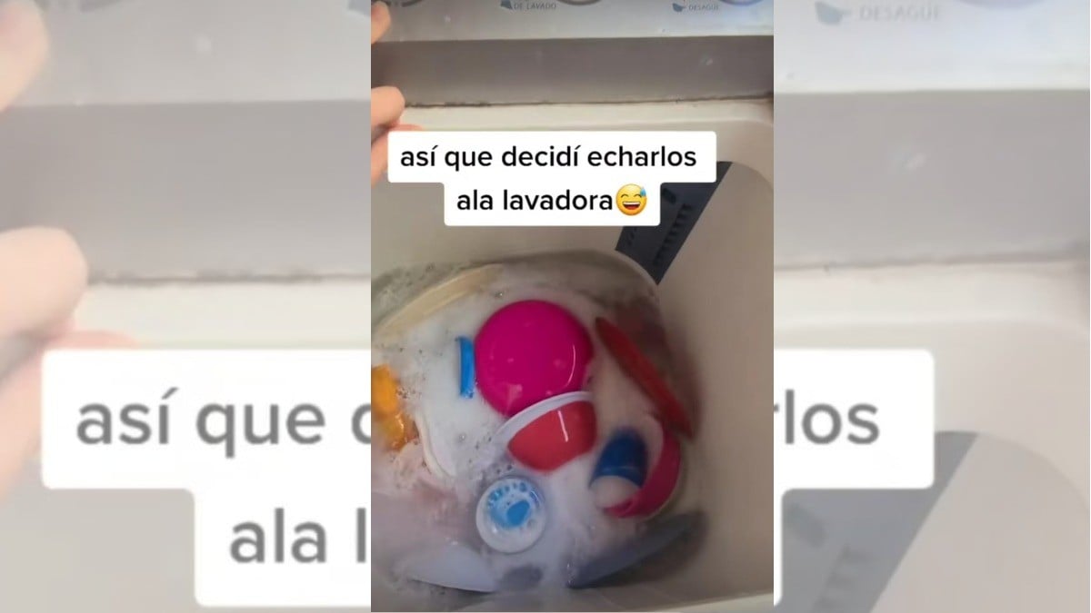 Mujer mete a lavar los trastes, ¡a la lavadora!