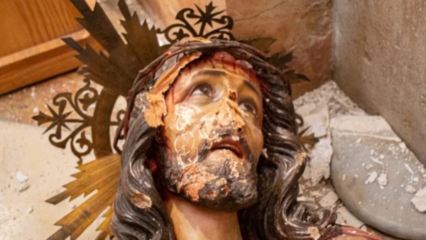¡Daña estatua de Jesús con un martillo!