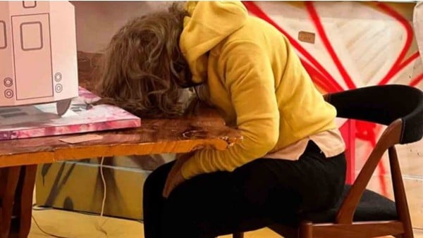 Policías confunden escultura con mujer desmayada