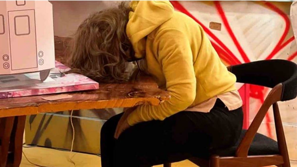 Policías confunden escultura con mujer desmayada