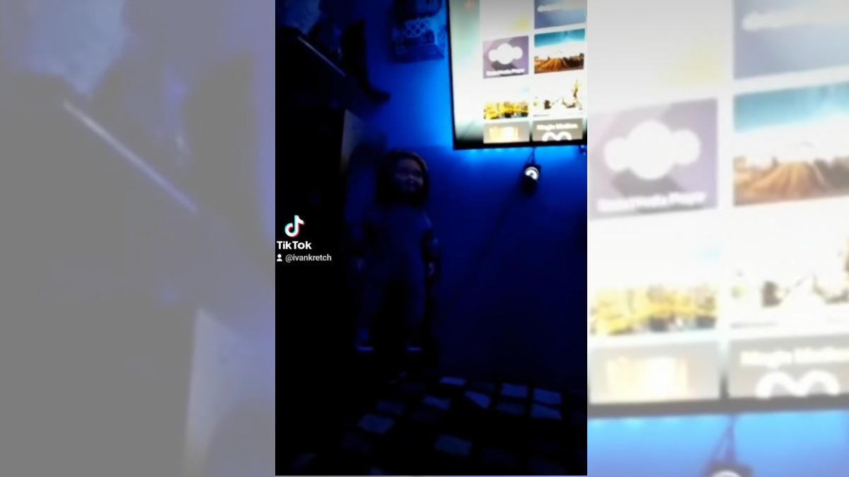 ¡Joven descubre que su muñeco habla sin tener pilas!