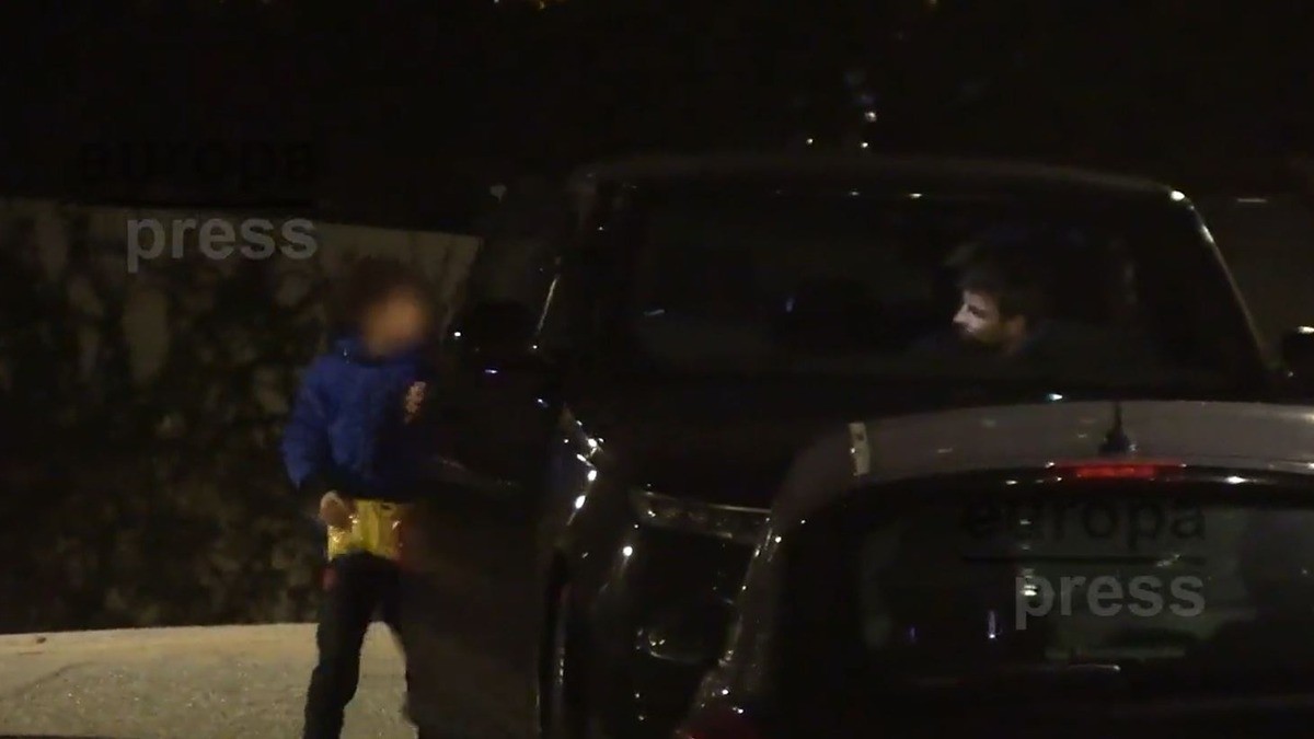 Piqué sale huyendo de casa de Shakira ¡con la cajuela del auto abierta!
