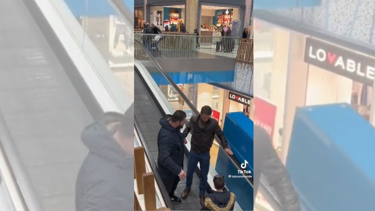 Padre e hijo ayudan a hombre a bajar rampa eléctrica