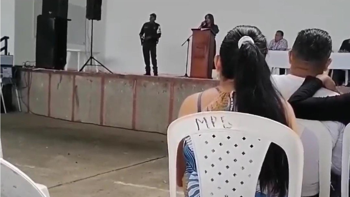 Directora prohíbe noviazgo dentro de la escuela y recibe ovación de los padres