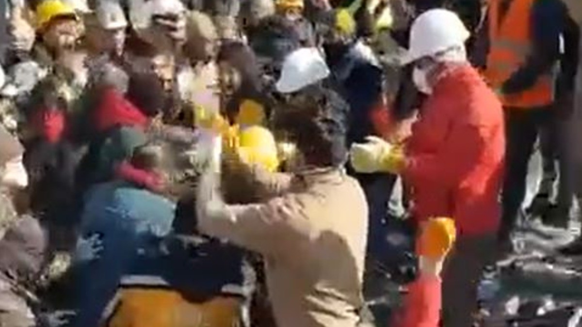 Equipo mexicano logra rescatar a niña de 8 años con vida en Turquía